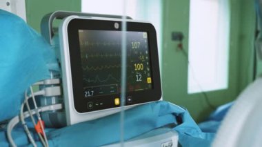 Hastane Tiyatrosu 'nda kalp atış hızı monitörü. Anestezi Cerrahi İzleme Hastanesinde Hayati İşaretler İzleme Cihazı. EKG. Hasta Kalp Atışı ekranda. Operasyon Odası Ekipmanları İzleme