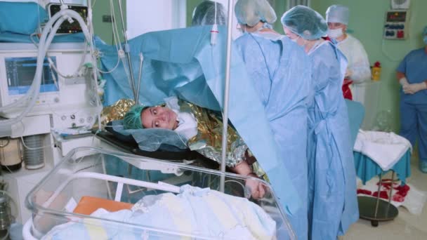 Mère Tient Nouveau Hôpital Mère Tenant Son Nouveau Sur Poitrine — Video