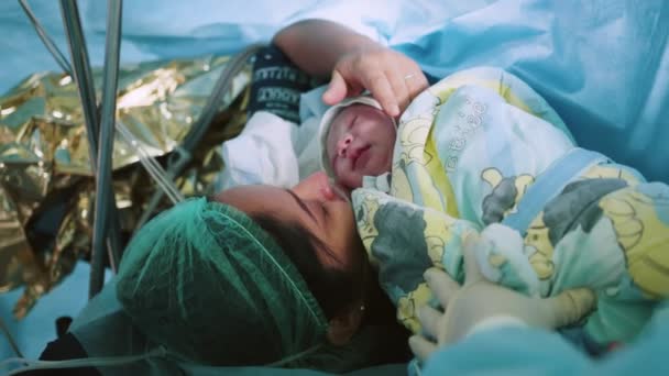 Anne Yeni Doğan Bebeği Hastanede Tutuyor Anne Doğumdan Hemen Sonra — Stok video