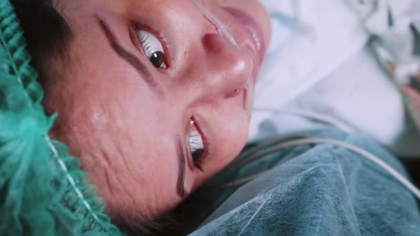 Paciente Rosto Fechado Intubado Deitado Mesa Operação Sala Cirurgia Use — Vídeo de Stock