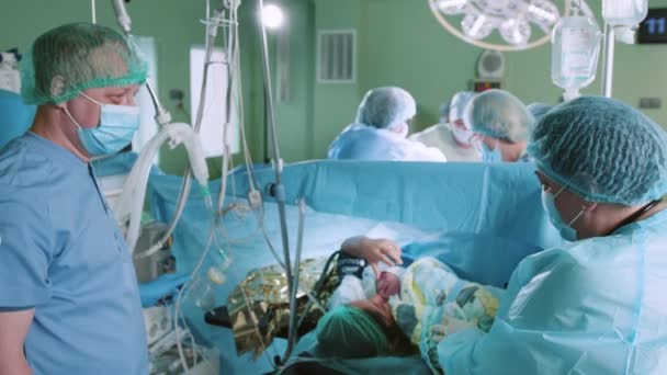 Mother Holds Bayi Yang Baru Lahir Rumah Sakit Ibunya Menggendong — Stok Video