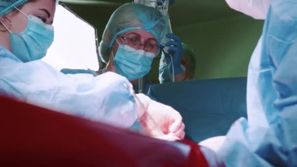 Equipo Médico Realizando Operación Quirúrgica Sala Operaciones Moderna Cirugía Urgente — Vídeos de Stock