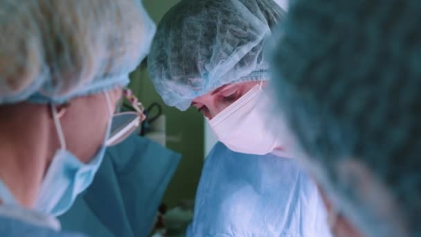 수술실 수술실에서 신경외과에 수술을 수행하는 마스크를 착용하는 외과의 — 비디오