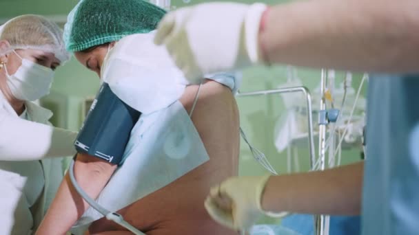 Męski Lekarz Wstrzykujący Znieczulenie Zewnątrzoponowe Powodu Ciąży Praca Podczas Porodu — Wideo stockowe