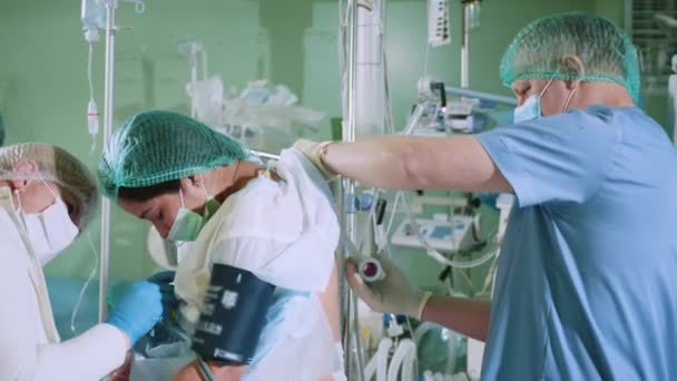 医生把针插入病人的脊柱进行麻醉 手术前的疼痛缓解 脊髓麻醉注射 硬膜外麻醉或神经阻滞 麻醉师在工作 — 图库视频影像