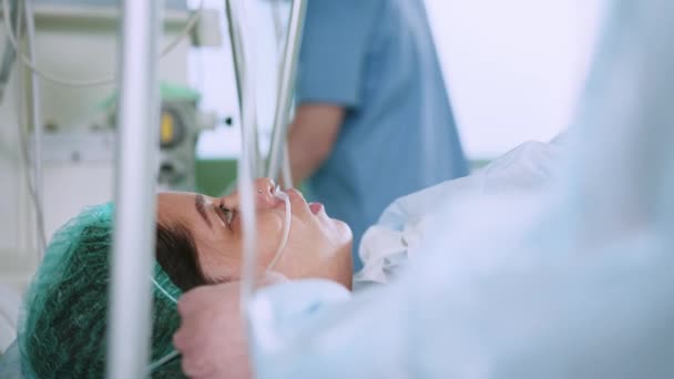 Zbliżenie Pacjenta Podczas Operacji Kobieta Leży Stole Pod Narkozą Rurką — Wideo stockowe