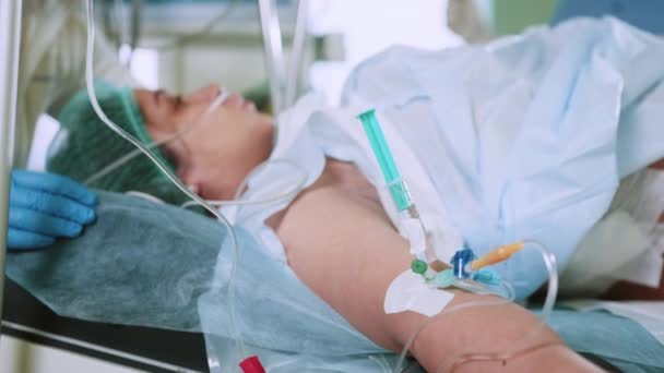 Anesteziolog Vstříkne Intravenózní Anestezii Velkou Injekční Stříkačkou Ramene Pacienta Operačním — Stock video