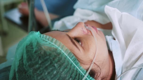 Primer Plano Del Paciente Durante Cirugía Mujer Encuentra Mesa Bajo — Vídeo de stock