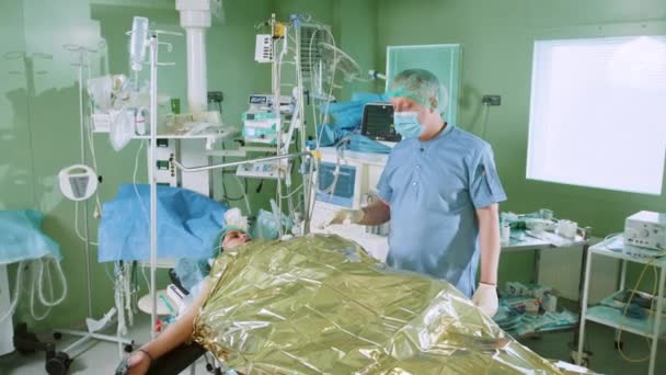 Profesjonalny Dojrzały Chirurg Szlafroku Masce Doradza Łagodzi Pacjenta Znieczuleniu Miejscowym — Wideo stockowe