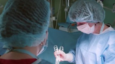 Ameliyathanede çalışan cerrahlar ameliyathanede modern ekipmanlar, nörocerrahi ve estetik cerrahi için tıbbi ürünler. Doktor ekibi tüm ameliyatı gerçekleştirdi..