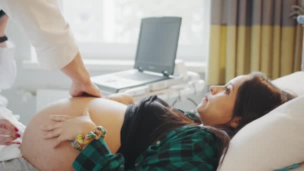 Inyección Recortada Médico Que Examina Mujer Embarazada Durante Consulta Médica — Vídeo de stock
