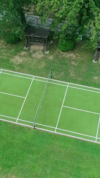 Függőleges Vetítővászon Teniszpálya Aerial Top View Felemelkedő Légi Felvétel Kosárlabdáról — Stock videók