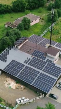 Mavi gökyüzünün altında yeni bir güneş çiftliği. Özel kıyafetli işçiler yürüyüş yapar ve güneşli hücrelerin kurulumu hakkında konuşurlar. Modern güneş panelleri temiz elektrik üretir. Güneş panelleri kuruluyor