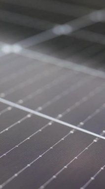 Fotovoltaik güneş paneli aşırı yakın çekim. Güneş paneli, fotovoltaik, alternatif elektrik kaynağı. Evdeki fotovoltaik enerji istasyonunu kapatın. Çatıdaki güneş panelleri