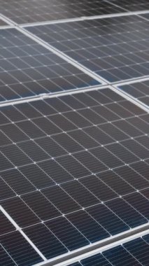 Fotovoltaik güneş paneli aşırı yakın çekim. Modern fotovoltaik güneş pillerinin yakın çekimi. Güneş paneli, fotovoltaik, alternatif elektrik kaynağı. Ekolojik güneş çiftliği.