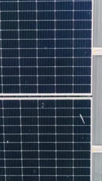 Ekran Pionowy Zbliżenie Powierzchni Niebieskich Fotowoltaicznych Paneli Słonecznych Zamontowanych Dachu — Wideo stockowe