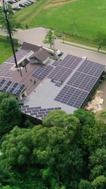 Vertical Screen Arbeiter Installieren Sonnenkollektoren Auf Dem Dach Eines Hauses — Stockvideo