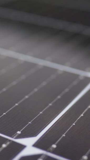 縦スクリーン 太陽電池パネルの隣に移動するカメラからの眺め 現代の太陽光発電用バッテリーパネルのクローズアップ ソーラーパネル 太陽光発電 代替電源 — ストック動画