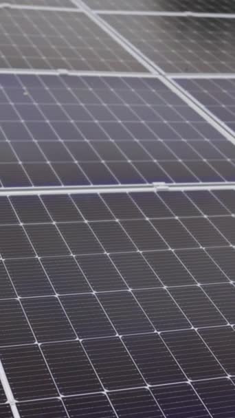 垂直スクリーン ソーラーパネルを閉じます ソーラーパネルがゆっくり動く ソーラーパネル移動ショット 現代の太陽光発電パネルのクローズアップ — ストック動画