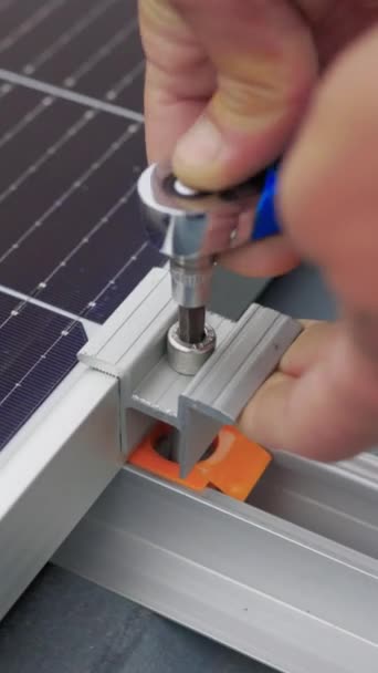 Tela Vertical Fechar Trabalhador Instalando Trabalhando Manutenção Sistema Painel Fotovoltaico — Vídeo de Stock