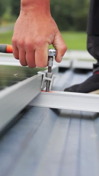 垂直屏风 安装太阳能电池板 在房顶上安装太阳能电池板 太阳能电池板的连接 关闭安装和维护光伏面板的工人 — 图库视频影像