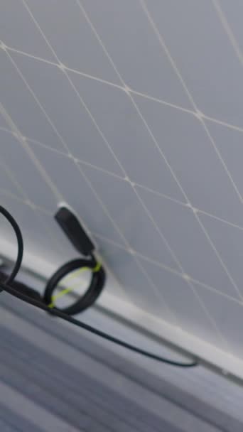 Tela Vertical Técnico Solar Instalando Painéis Solares Telhado Conceito Energia — Vídeo de Stock