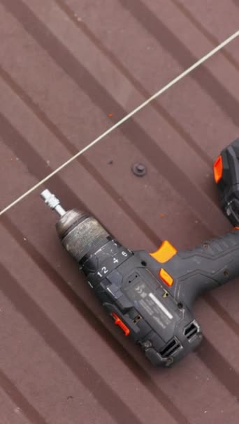 垂直屏风 修理屋顶的密闭工具 屋顶上有一个螺丝刀 用来拧紧螺钉和螺母 安装太阳能电池板座 — 图库视频影像