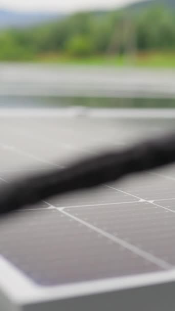 垂直筛网 戴防护手套的工人连接金属丝 太阳能站设备 连接太阳能发电厂太阳能电池板的电线 工程师在室外连接电力系统 — 图库视频影像