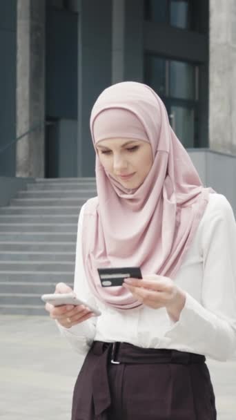 Tela Vertical Mulher Muçulmana Bonita Roupas Formais Hijab Fazendo Compras — Vídeo de Stock