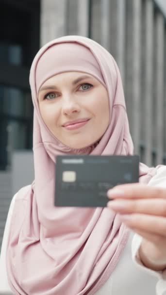 Vertikaler Bildschirm Geschäftsfrau Hijab Mit Kreditkarte Und Smartphone Die Freien — Stockvideo