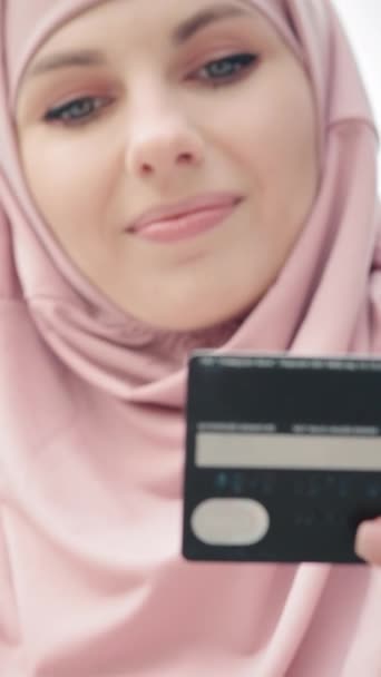 Κάθετη Οθόνη Μουσουλμάνα Γυναίκα Κάνει Ψώνια Πιστωτική Κάρτα Και Κινητό — Αρχείο Βίντεο