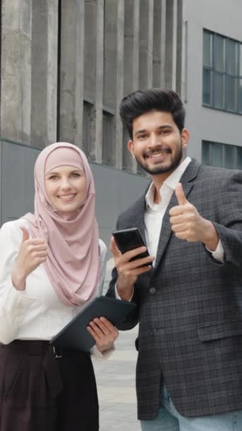 Vertikal Skärm Leende Kvinna Hijab Och Muslimsk Stilig Man Visar — Stockvideo
