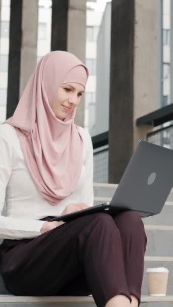 Pantalla Vertical Retrato Mujer Árabe Atractiva Ropa Elegante Hijab Sentado — Vídeo de stock