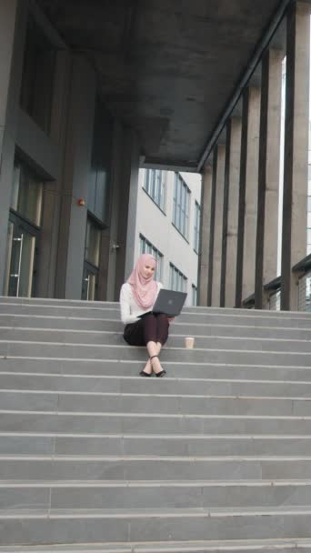 Pantalla Vertical Mujer Musulmana Joven Sentada Las Escaleras Cerca Del — Vídeo de stock