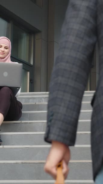 Schermo Verticale Donna Sorridente Hijab Abbigliamento Formale Seduta Con Laptop — Video Stock