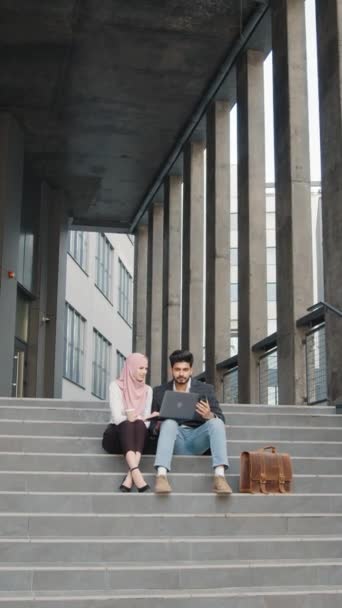 Vertical Screen Woman Hijab Man Suit Sitting Stairs Office Building — Wideo stockowe
