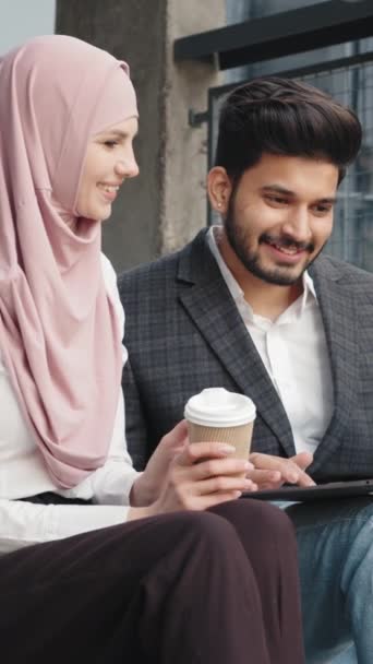 Vertical Screen Pria Dan Wanita Muslim Menggunakan Laptop Untuk Bekerja — Stok Video