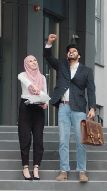 垂直屏风 快乐的穆斯林男子和妇女 经理高兴地抛出文件 为完成的工作感到高兴 成功的商业伙伴庆祝商业目标的实现 概念成功 — 图库视频影像