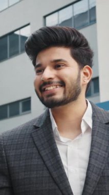 Dikey Ekran: Modern ofis merkezinin yakınında dikilirken tesettürlü Müslüman işadamı ve kadın el sıkışıyor. İşbirliği ve başarı kavramı. İş ortakları sallanıyor