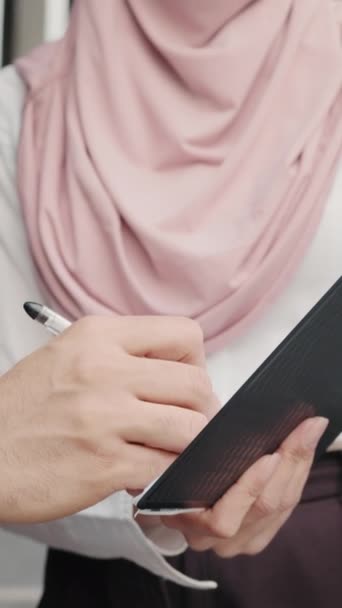 Verticaal Scherm Vrouw Hijab Met Klembord Terwijl Man Tekent Contract — Stockvideo