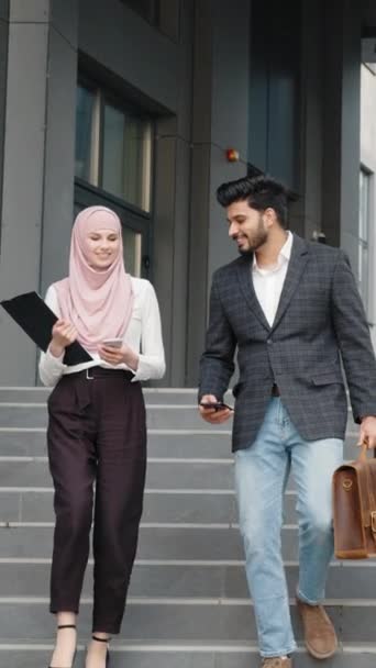 Вертикальный Экран Мусульманская Женщина Мужчина Идущие Вместе Рядом Современным Офисным — стоковое видео