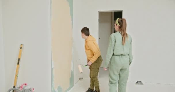 Freundliche Mutter Und Sohn Bemalen Hauswand Und Haben Spaß Reparatur — Stockvideo
