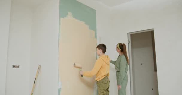 Pintando Las Paredes Amistoso Madre Hijo Pintando Pared Casa Divirtiéndose — Vídeos de Stock