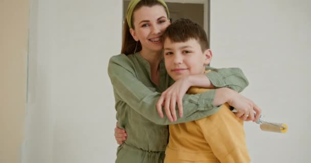 Anne Küçük Oğlu Yeni Evlerini Yenilemekle Meşguller Etraftaki Gülümsemelerle Apartman — Stok video
