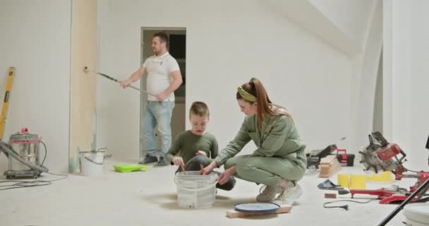 Trojčlenná Rodina Zapojuje Projektu Rekonstrukce Domu Který Zaměřuje Malování Vnitřních — Stock video