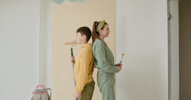 Мати Молодий Син Малюють Стіни Своєї Нової Квартири Обидва Одягаються — стокове відео