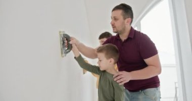 Baba ve iki oğlu DIY ev yenileme projesine giriyorlar. Yeni evlerinin duvarlarını işbirliği içinde boyarlar, gülümsemelerini paylaşırlar ve parlak, modern bir yerde hatıralar yaratırlar..