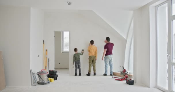 Familia Comprometida Renovación Nuevo Apartamento Pintando Las Paredes Juntas Dos — Vídeos de Stock