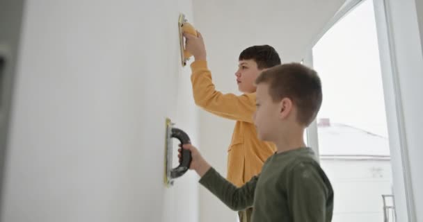 Zwei Kleine Jungen Die Einem Renovierungsprojekt Der Familie Teilnehmen Und — Stockvideo
