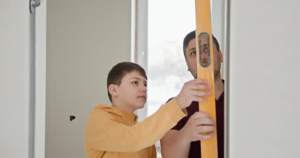 Père Son Jeune Fils Sont Engagés Dans Rénovation Maison Famille — Video